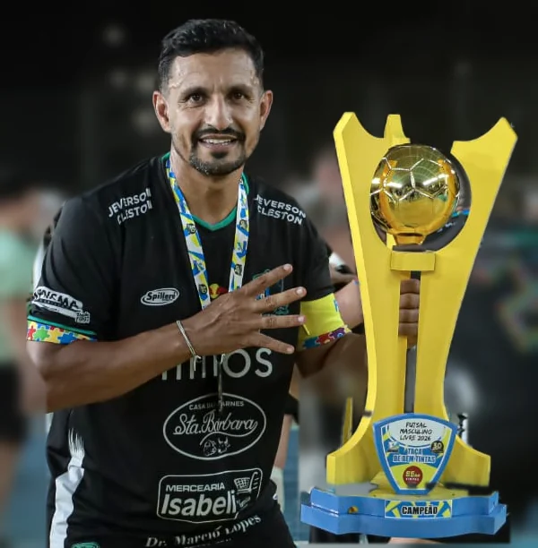 Pakito, educador físico, segurando um troféu de campeão